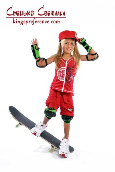 Дівчинка на скейті
