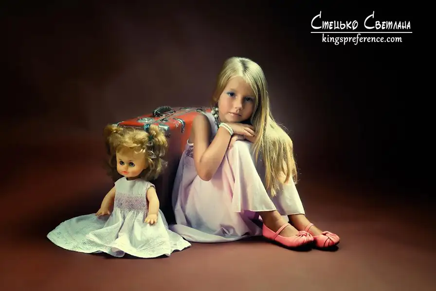Дівчинка з лялькою